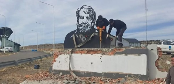 Monumento a Osvaldo Bayer: el sindicato de Vialidad Nacional pidió "perdón" por la demolición  