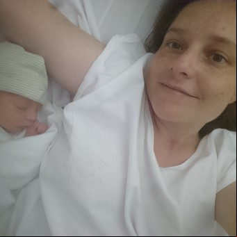 No sabía que estaba embarazada: fue al médico por un “dolor de panza” y salió con su hijo en brazos