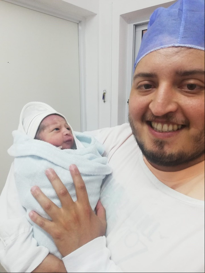 Matías, el flamante padre, la primera vez que tomó a su hijo en brazos. Foto gentileza.