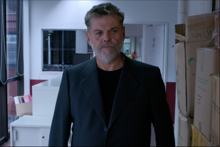 Alfredo Casero es un perspicaz inspector, a cargo de la investigación.