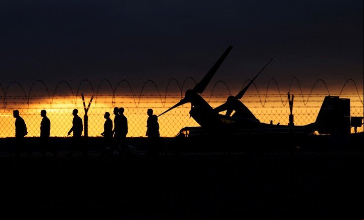 Marines de EE.UU. caminan junto a un MV-22 Osprey, mientras sale el sol antes de la visita del vicepresidente de EE.UU. JD Vance en la Base del Cuerpo de Marines de Quantico, en Quantico, Virginia, EE.UU., 26 de marzo de 2025. REUTERS/Kevin Lamarque