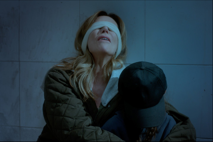 La esposa (Adriana Salonia) y la hija del personaje de De Santo, secuestradas.