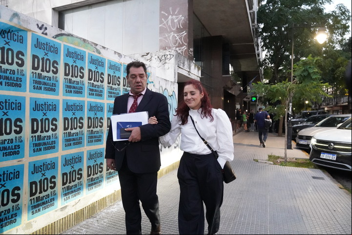 Jana Maradona junto a su abogado Félix Linfante.