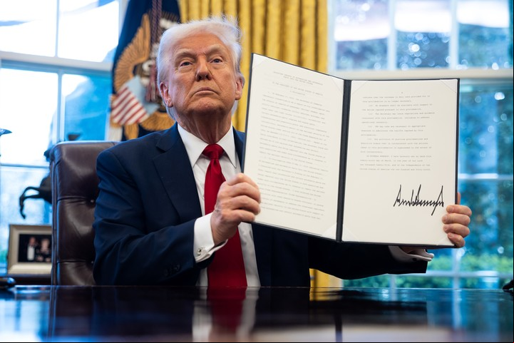 Donald Trump muestra la orden ejecutiva que impone tarifas. Foto: EFE