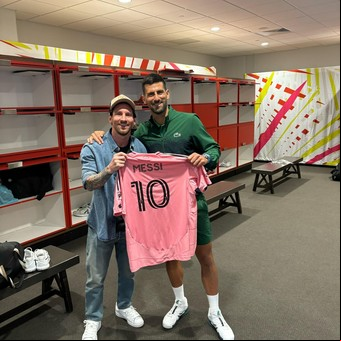 Lionel Messi estuvo en el Miami Open junto a Antonela Roccuzzo para ver la victoria de Novak Djokovic ante Dimitrov