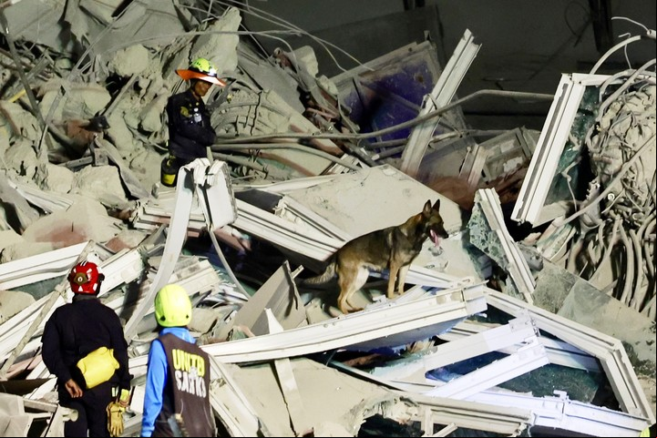Los rescatistas en plena tarea en medio de los escombros (Foto: AP /Wason Wanichakorn)