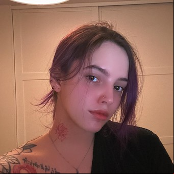 Una influencer de 29 años fue hallada inconsciente en su casa: "Tiene daños en múltiples órganos" 