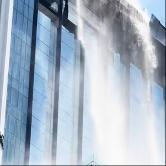 Limpiaba los vidrios de un edificio cuando se desató el terremoto en Tailandia: el video del terror y el milagro en las alturas
