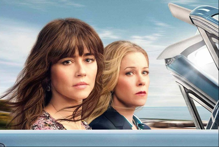 No son Thelma y Louise, pero las chicas de "Dead to Me" se les parecen bastante. Es una historia de mujeres, de amistad y de dolor. Y tiene un bun toque ácido.