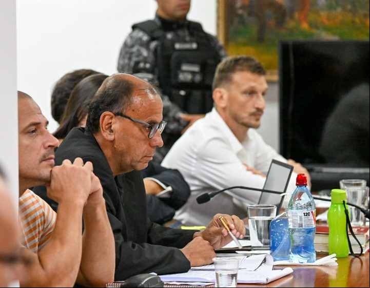 Sebastián Kiczka (izquierda) y su hermano el diputado Germán Kiczka (de blanco), en la audiencia de este lunes por pedofilia. Foto Blas Martínez