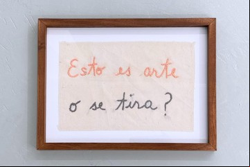 Con sesgo de poemario, los  bordados con cursiva de Inés Drangosh 