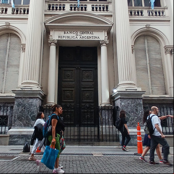 El Banco Central vendió US$ 1.156 millones en marzo, su peor mes en dos años: las reservas quedaron al borde de perforar los 25.000 millones