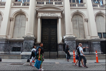 El Banco Central vendió US$ 1.156 millones en marzo, su peor mes en dos años: las reservas quedaron al borde de perforar los 25.000 millones