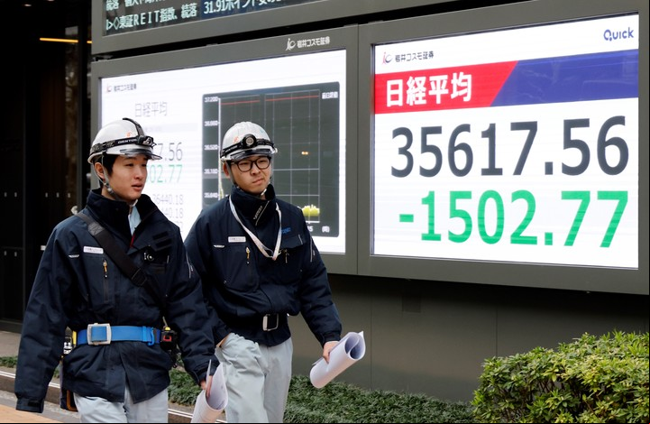 La bolsa de Tokio cerró este lunes con una fuerte caída. Foto: EFE