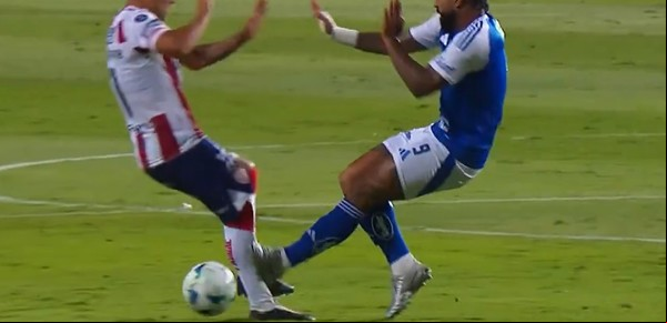 La brutal patada de Gabigol no frenó a Unión en la Copa Sudamericana: al delantero ni lo amonestaron pero el 'Tatengue' festejó sobre la hora