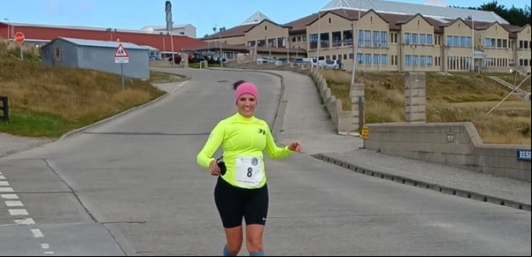 De Berazategui a Malvinas: la resiliencia de una docente que corre en las Islas para honrar a los héroes