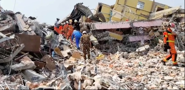 Terremoto en Myanmar: rescatan a una mujer atrapada  91 horas bajo los escombros y ya son casi 3000 los muertos