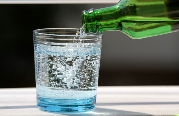 El agua con gas aporta una sensación de saciedad.