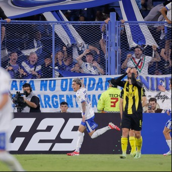 Milagrosa y agónica victoria de Vélez: en el último suspiro se lo dio vuelta a Peñarol por la Copa Libertadores