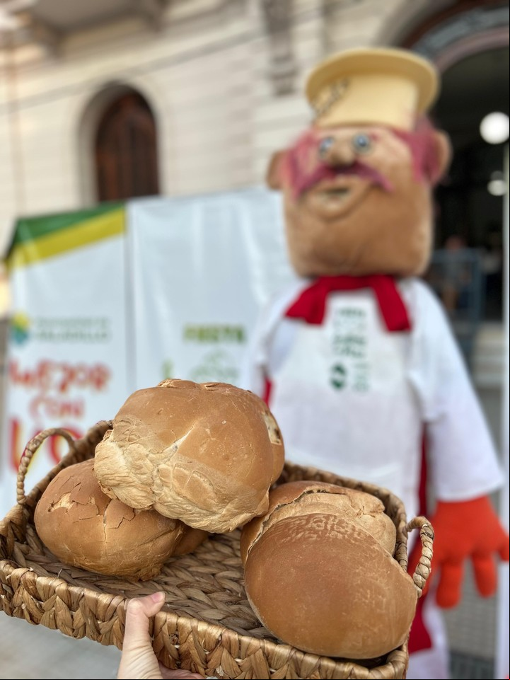 Saladillo es famoso por la tradicional galleta de piso, una de sus especialidades culinarias.