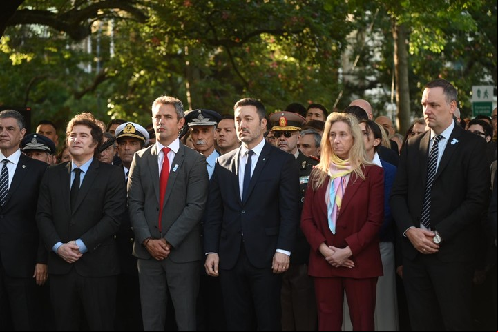 El presidente de Argentina, Javier Milei en el homenaje a los caídos por la guerra de las Malvinas este miércoles, en Buenos Aires Foto: Fernando de la Orden
