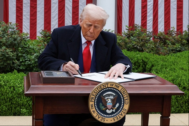Donald Trump firma un decreto sobre aranceles a productos de otros países. Argentina, entre los afectados. Foto Reuters