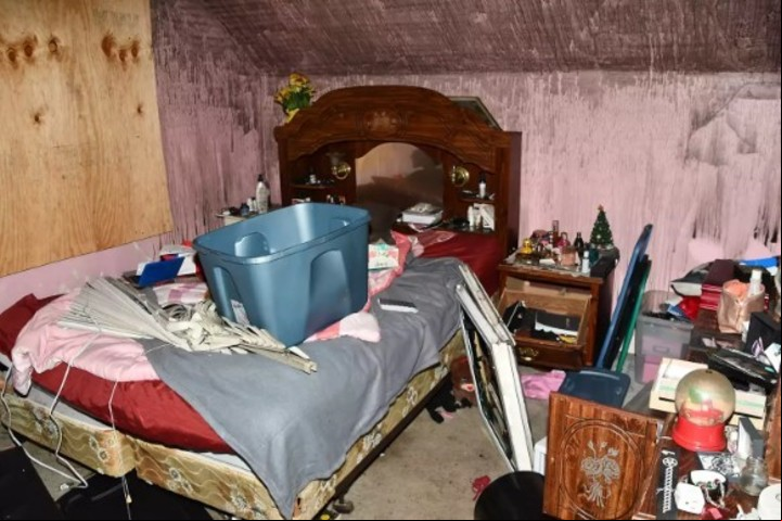 Uno de los dormitorios, en estado deplorable. No está claro dónde dormía el hombre que estuvo 20 años secuestrado.