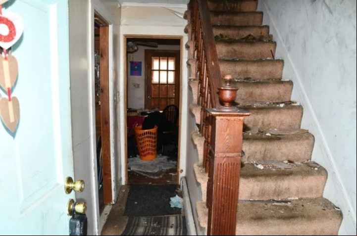 El interior de la vivienda, en estado de abandono. La secuestradora de 56 años fue detenida y luego liberada bajo fianza.