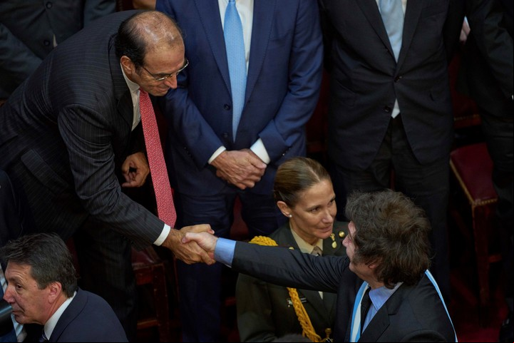 Manuel García Mansilla saludando al Presidente Javier Milei en el Congreso. Foto: AP