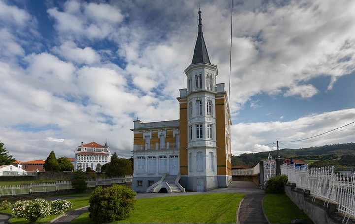 Somao pueblo de Asturias con su Casa de la Torre o Casa Amarilla./ Imagen Asturias Turismo.