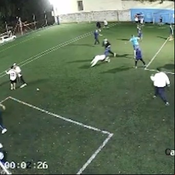 Batalla campal en Liniers: barras de Vélez atacaron a policías de civil en una canchita de fútbol por un pantaloncito de Peñarol