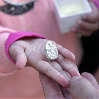 Niña encuentra escarabajo-amulet​o de 3.800 años durante paseo familiar