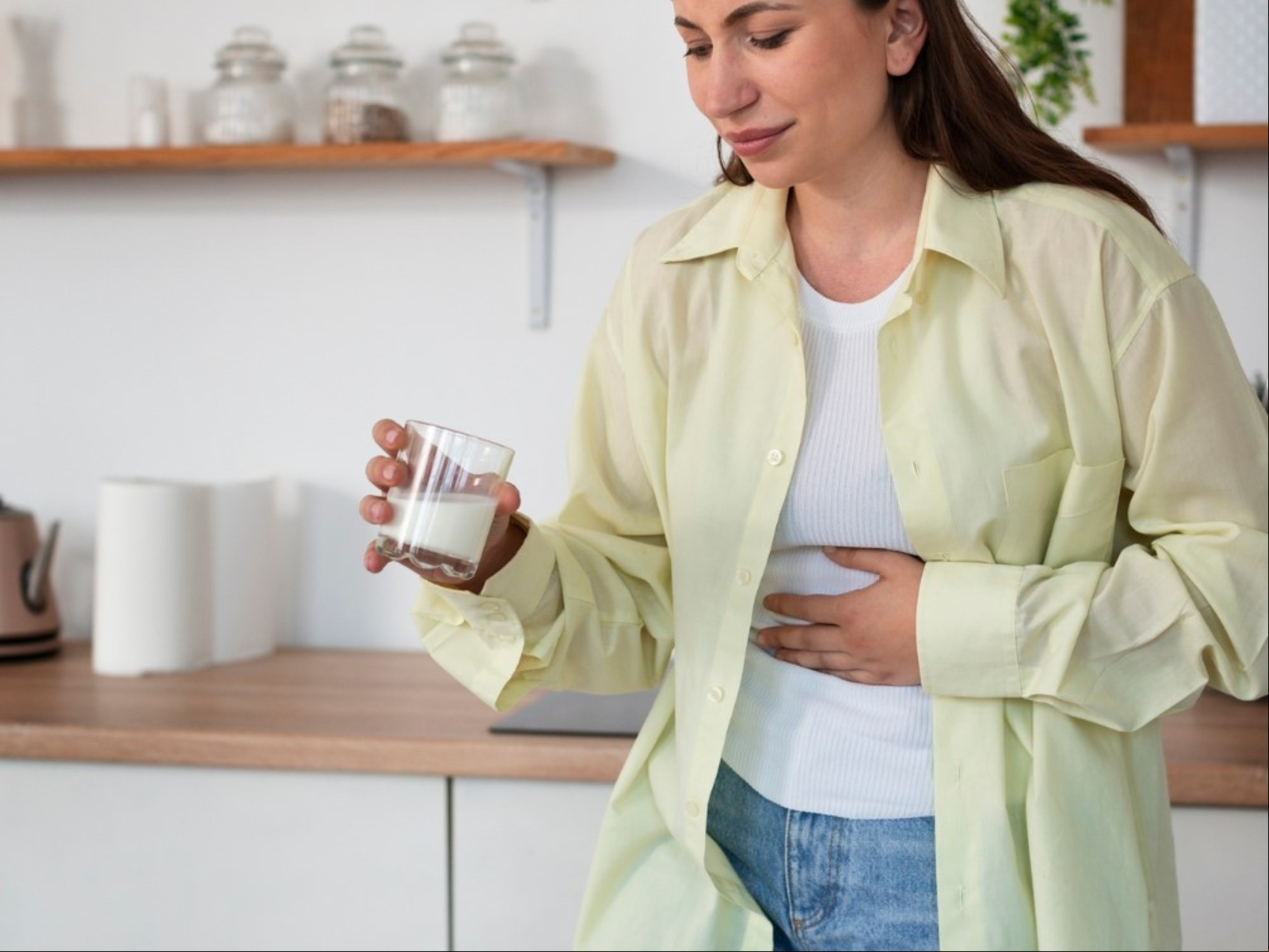 Aconsejan tomar leche sin lactosa y productos sin gluten. Foto: Freepik.