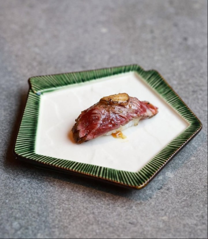 El nigiri de asado gaucho, un cruce entre Japón y Argentina. Foto Instagram Ugo Chan