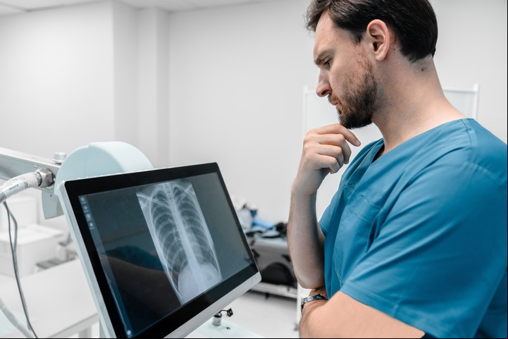 La IA puede ser un complemento para los profesionales de la salud, pero no los reemplazará. Foto: Shutterstock.