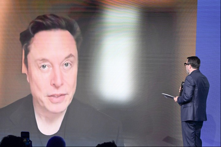 Elon Musk habla con Matteo Salvini. Foto EFE