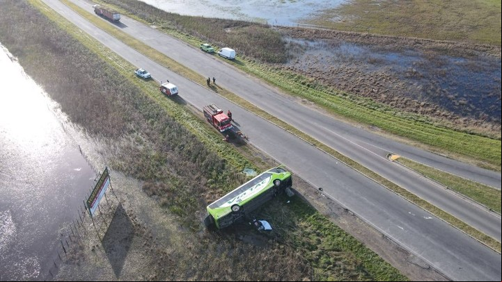 Volcó un micro en el cruce de las rutas 51 y 76, a la altura de la localidad de La Madrid. Foto: gentileza Notilama