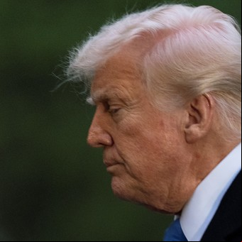 Donald Trump defiende sus aranceles y llama a China "el mayor abusador de todos", en medio de otro drástico derrumbe de las bolsas a nivel global