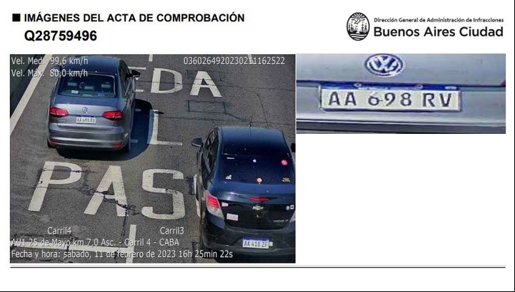 En una de las multas al auto de Bianco se puede ver lo que parecería una cinta de papel tapando parte de la patente
