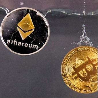 Bitcoin y Ether pierden hasta más de 10% en este "lunes negro"