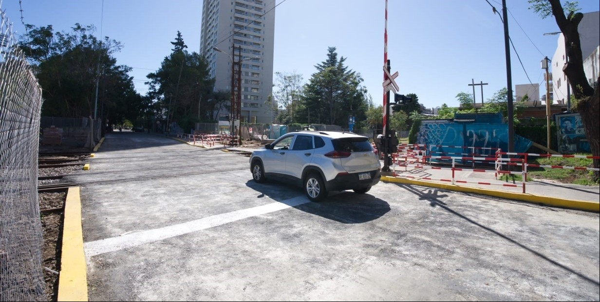 Cerraron un paso a nivel clave en Caballito para hacer un túnel bajo las vías del tren Sarmiento: cómo son los desvíos