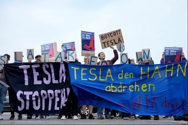 Manifestantes frente a un concesionario de Tesla en Berlín el mes pasado. Gran parte de la ira contra el Sr. Musk en Alemania se debe al fuerte apoyo del multimillonario al partido de extrema derecha del país, dijo Philipp Ruch, un activista. Foto Ebrahim Noroozi/Associated Press