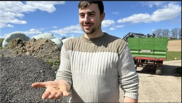 El granjero muestra el anillo recuperado (Bayerischer Rundfunk).