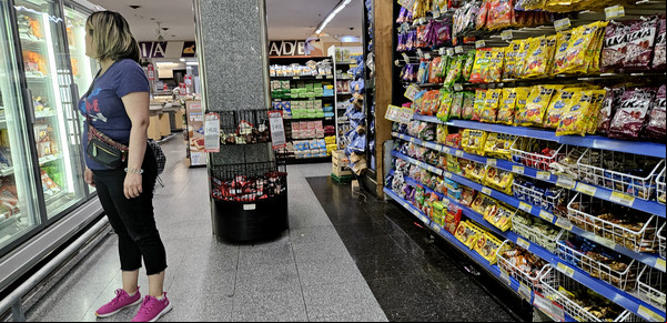 Crece la pelea entre supermercados y negocios de barrio por quién ofrece los mejores precios y descuentos