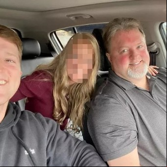 Jugaba al golf con su hijo, un árbol se les cayó encima y los mató