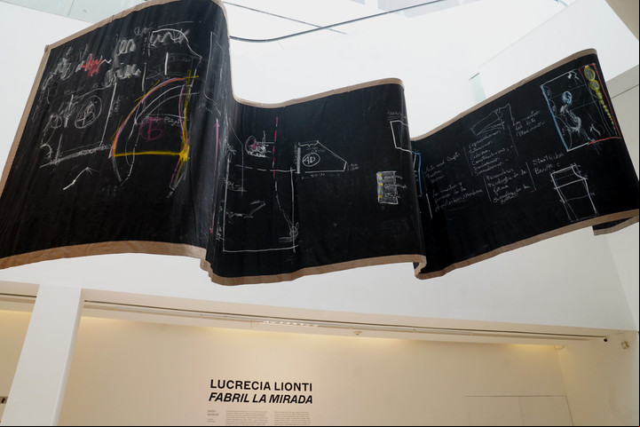 Pizarrón toma la doble altura de la sala de exposiciones del Malba. Foto Guillermo Rodríguez Adami.