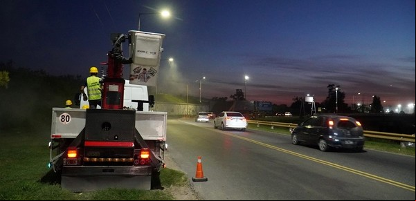 Cambiaron todas las luces por LED en la avenida Maradona