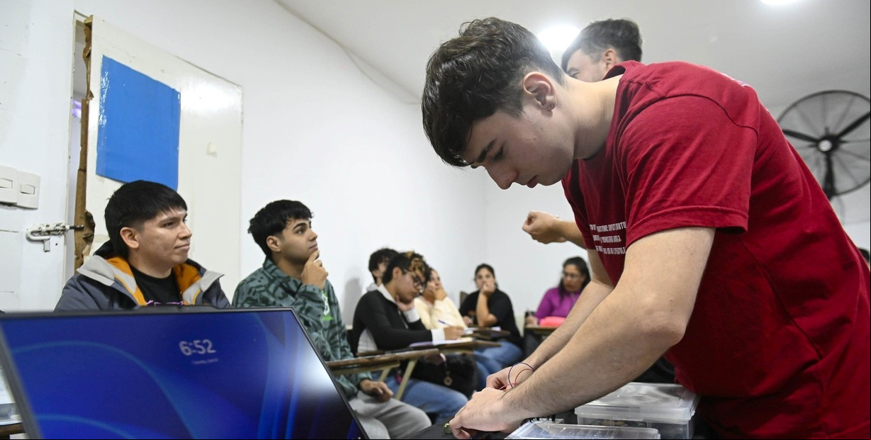 Capacitan a más de mil jóvenes en Inteligencia Artificial en Malvinas Argentinas