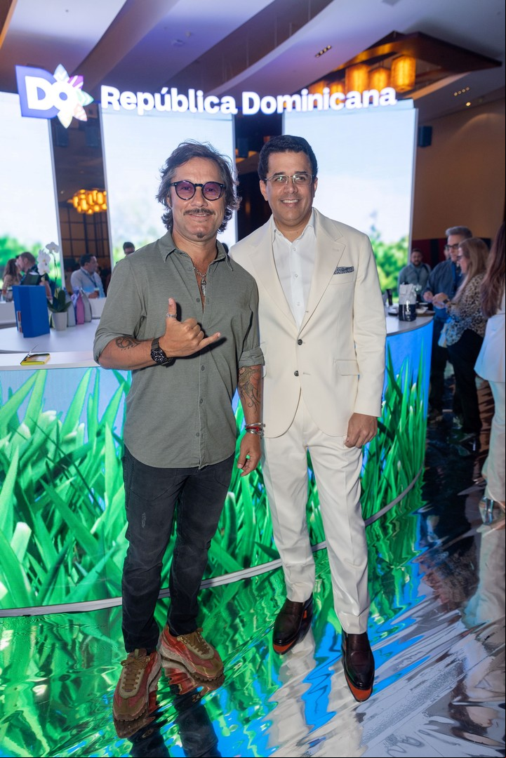 El cantante argentino Diego Torres, que participó del encuentro, junto al Ministro de Turismo David Collado.
