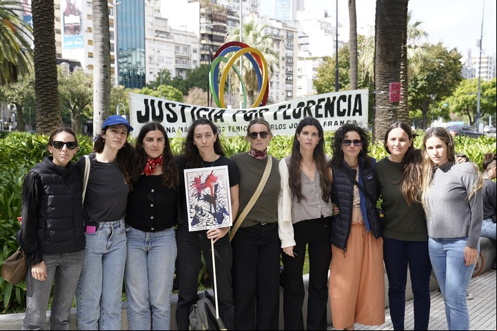 Familiares y amigos de Florencia Aranguren, asesinada en Buzios, se reunieron frente a la embajada de Brasil. Foto Maxi Failla.